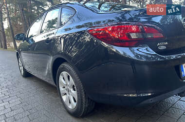 Седан Opel Astra 2014 в Львові