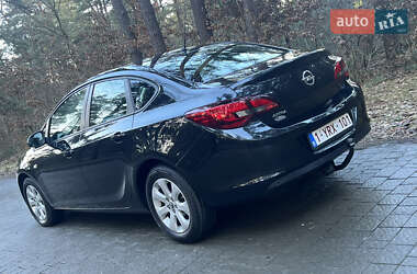 Седан Opel Astra 2014 в Львові