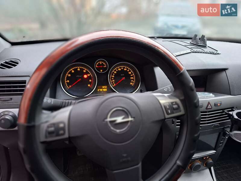 Хэтчбек Opel Astra 2005 в Синельниково