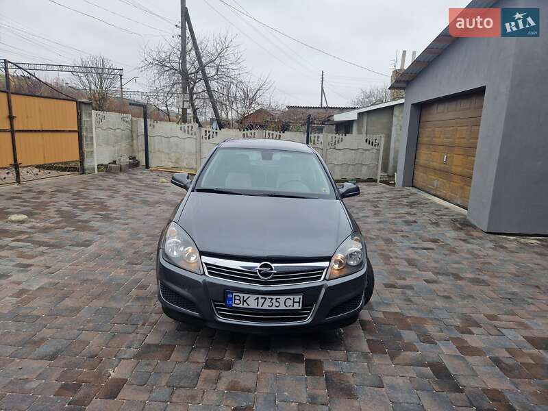 Универсал Opel Astra 2010 в Здолбунове