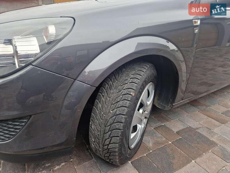 Универсал Opel Astra 2010 в Здолбунове
