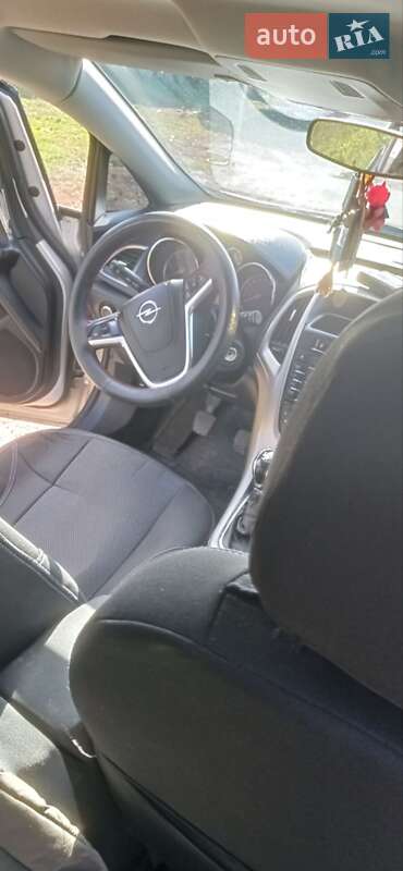 Универсал Opel Astra 2011 в Мене