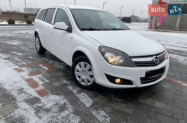 Універсал Opel Astra 2012 в Хусті