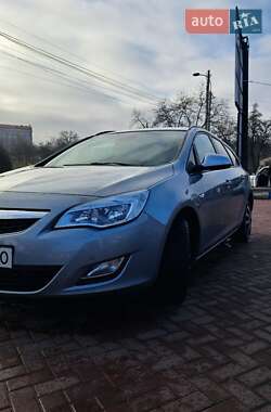 Універсал Opel Astra 2011 в Рівному