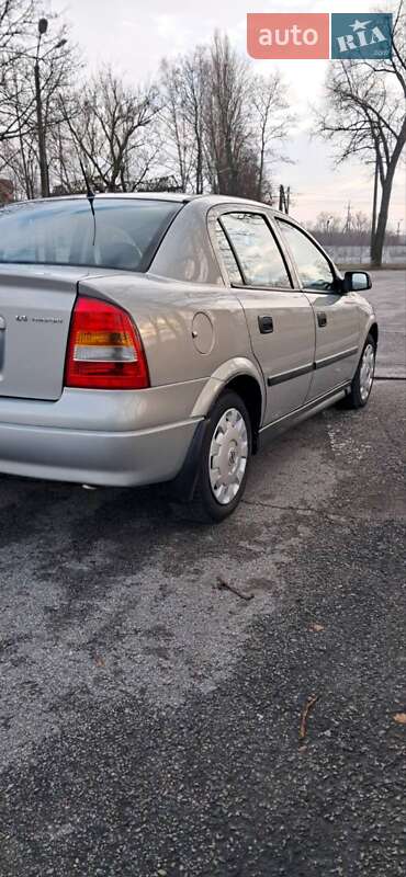 Седан Opel Astra 2007 в Ромнах