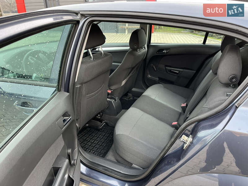 Хэтчбек Opel Astra 2009 в Новоселице