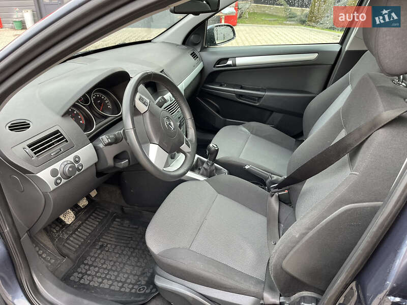 Хэтчбек Opel Astra 2009 в Новоселице