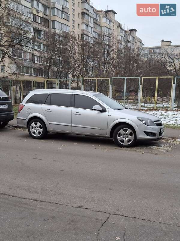 Універсал Opel Astra 2010 в Борзні