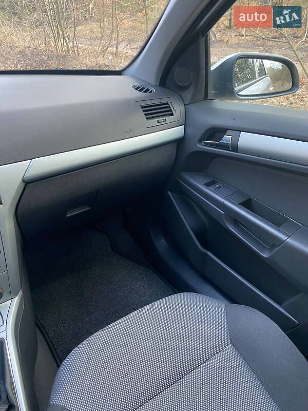 Универсал Opel Astra 2009 в Полтаве