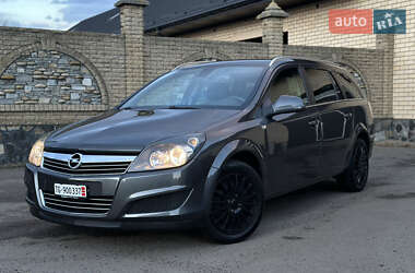 Універсал Opel Astra 2010 в Луцьку