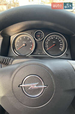 Хэтчбек Opel Astra 2006 в 