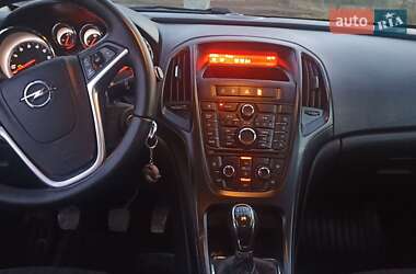 Універсал Opel Astra 2014 в Дрогобичі