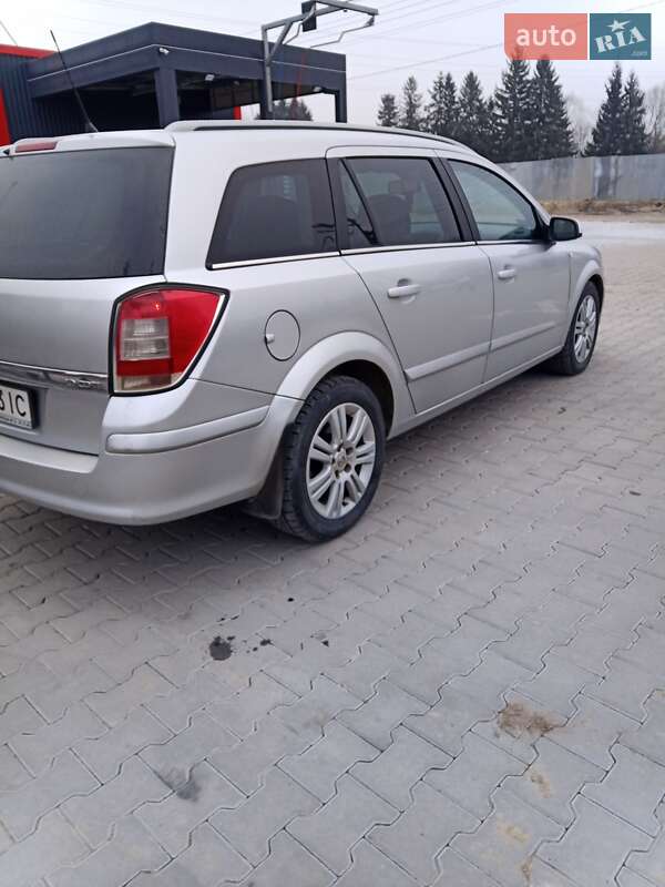 Универсал Opel Astra 2006 в Старом Самборе