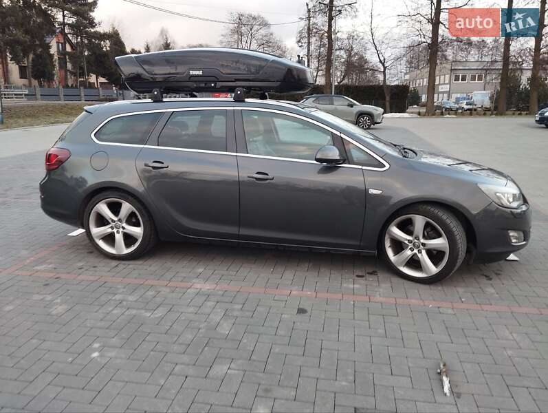 Универсал Opel Astra 2011 в Ровно