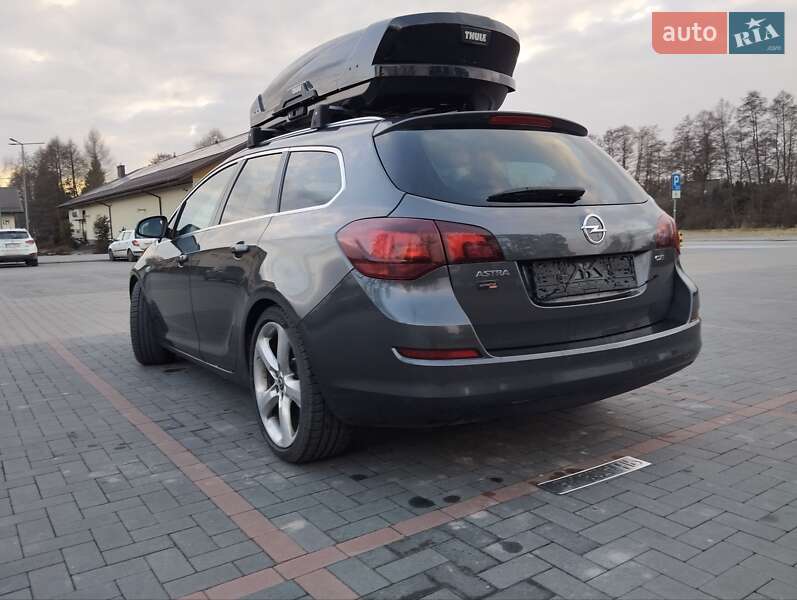 Универсал Opel Astra 2011 в Ровно