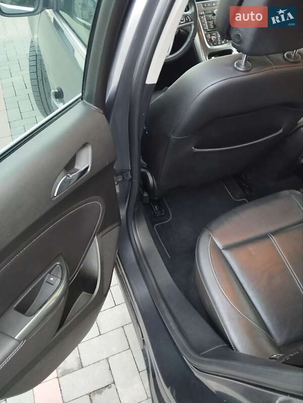 Универсал Opel Astra 2011 в Ровно