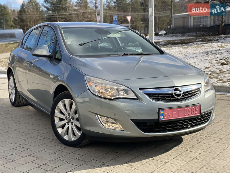 Хэтчбек Opel Astra 2011 в Новояворовске