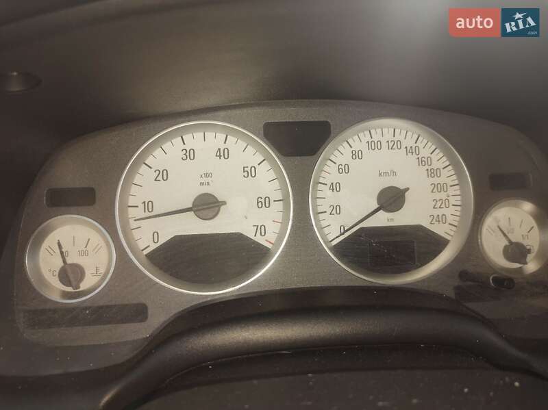 Купе Opel Astra 2002 в Вольногорске
