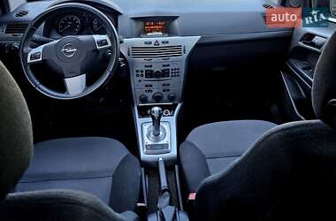 Хэтчбек Opel Astra 2012 в 