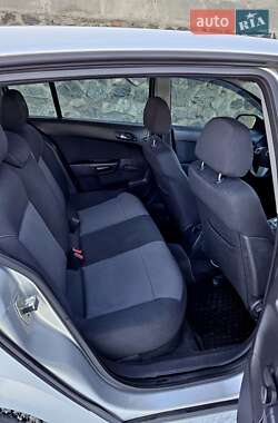 Хэтчбек Opel Astra 2012 в 