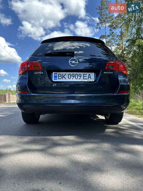 Универсал Opel Astra 2011 в Рокитном