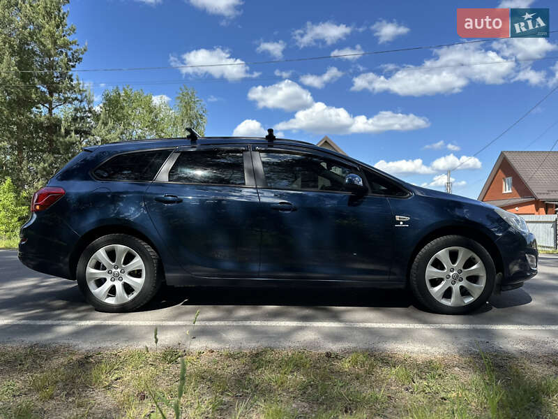 Универсал Opel Astra 2011 в Рокитном
