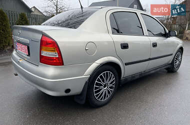 Седан Opel Astra 2008 в Староконстантинове