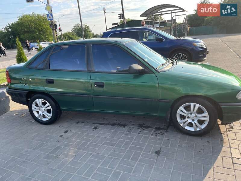 Седан Opel Astra 1996 в Запорожье