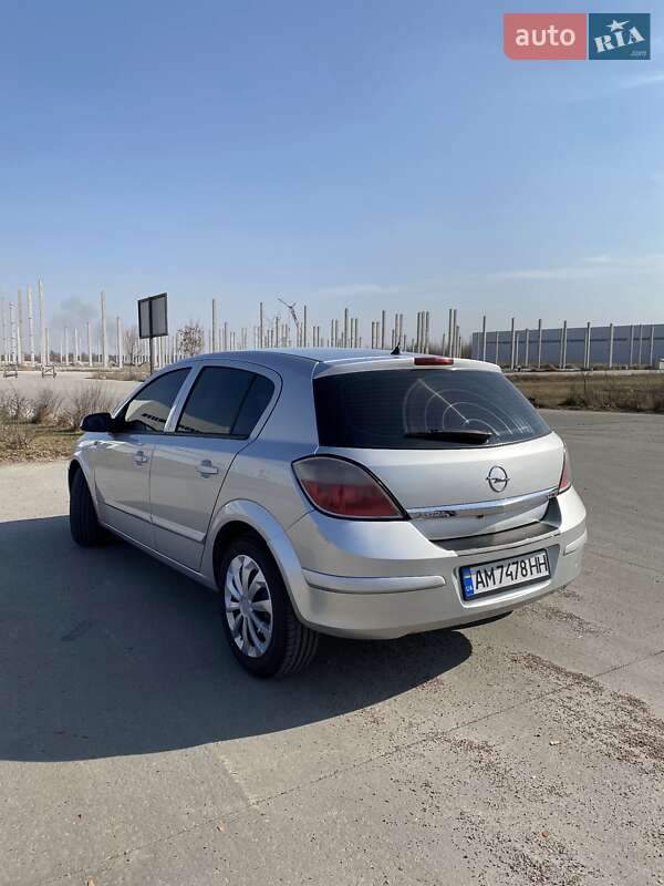 Хэтчбек Opel Astra 2004 в Коростене