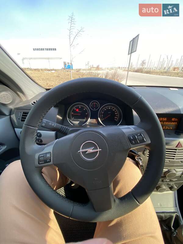 Хэтчбек Opel Astra 2004 в Коростене