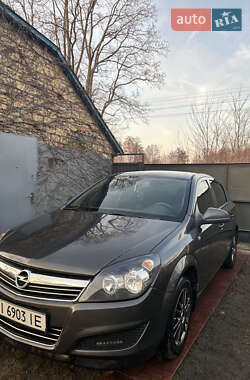 Хэтчбек Opel Astra 2012 в 