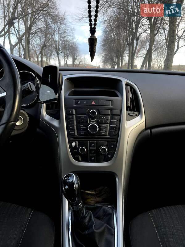 Универсал Opel Astra 2011 в Глухове