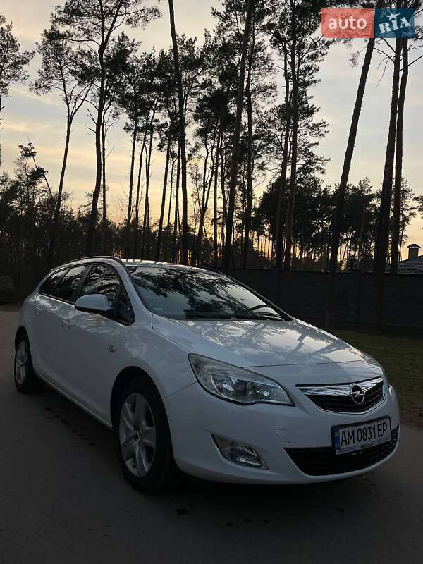 Універсал Opel Astra 2011 в Житомирі
