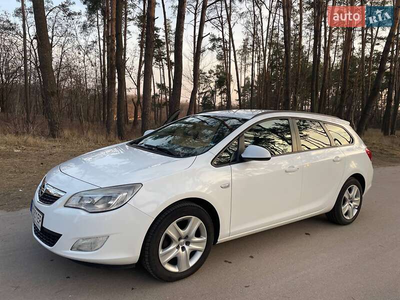 Універсал Opel Astra 2011 в Житомирі