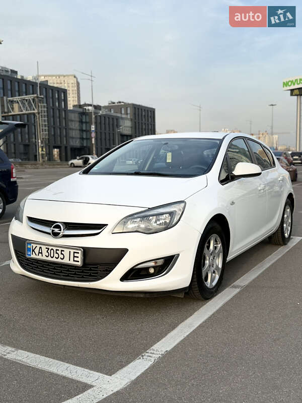 Хэтчбек Opel Astra 2012 в 