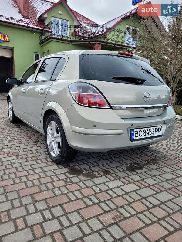 Хэтчбек Opel Astra 2009 в Мостиске