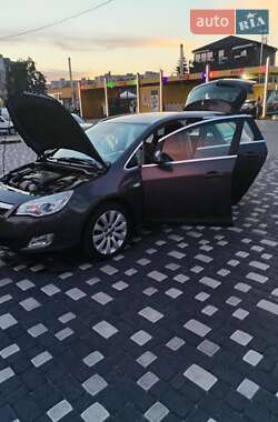 Универсал Opel Astra 2012 в 