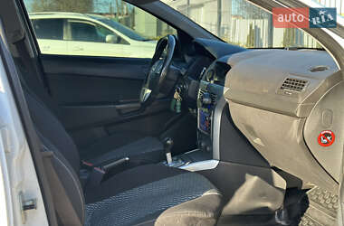Хэтчбек Opel Astra 2013 в 