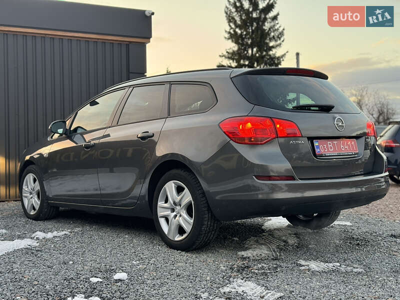 Универсал Opel Astra 2012 в Дрогобыче