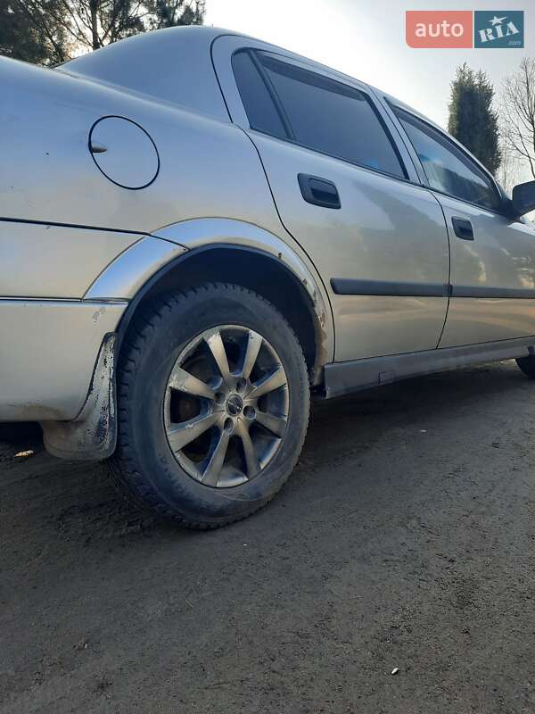 Седан Opel Astra 2005 в Сумах