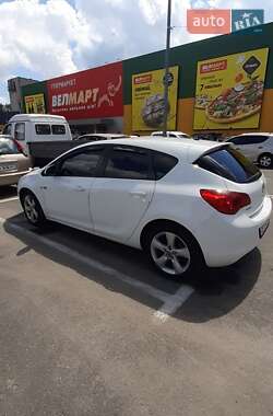 Хэтчбек Opel Astra 2011 в 