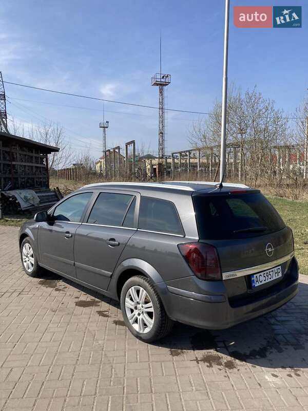 Универсал Opel Astra 2010 в Нововолынске