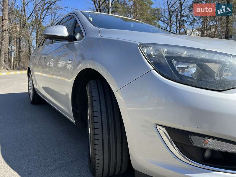 Універсал Opel Astra 2015 в Ірпені