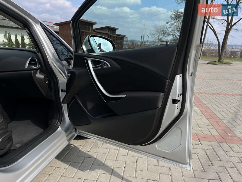 Універсал Opel Astra 2014 в Золочеві