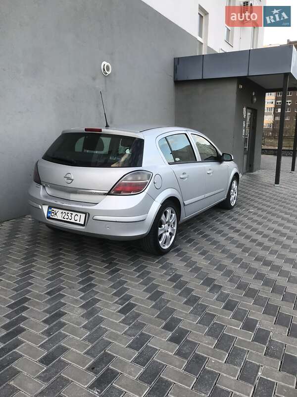 Хэтчбек Opel Astra 2007 в Ровно