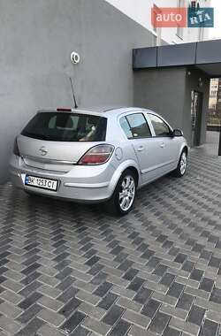Хэтчбек Opel Astra 2007 в 
