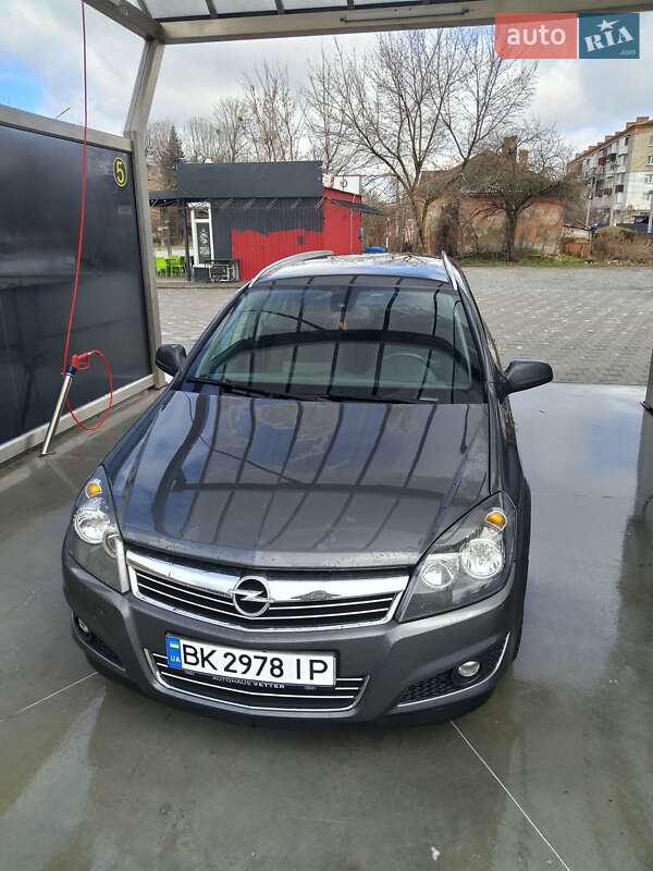 Универсал Opel Astra 2010 в 