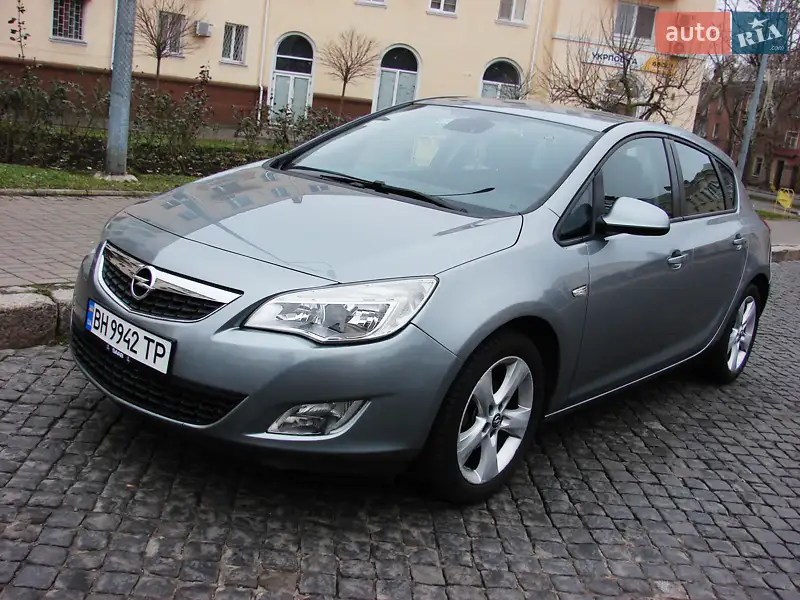 Хэтчбек Opel Astra 2010 в 