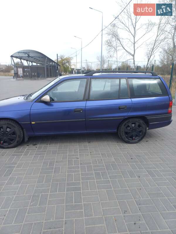 Універсал Opel Astra 1996 в Дніпрі