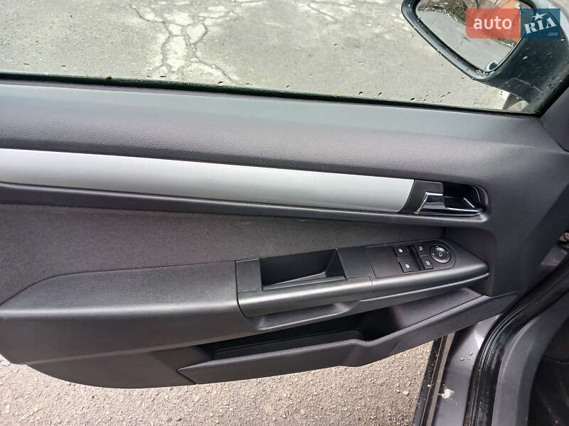 Универсал Opel Astra 2009 в Остроге